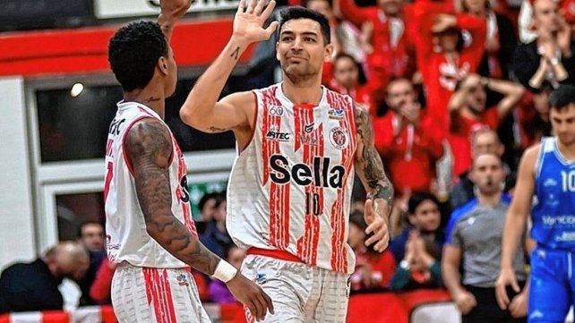 Carlos Delfino jugará una temporada más en el ascenso de Italia. Carlos Delfino jugará una temporada más en el ascenso de Italia.