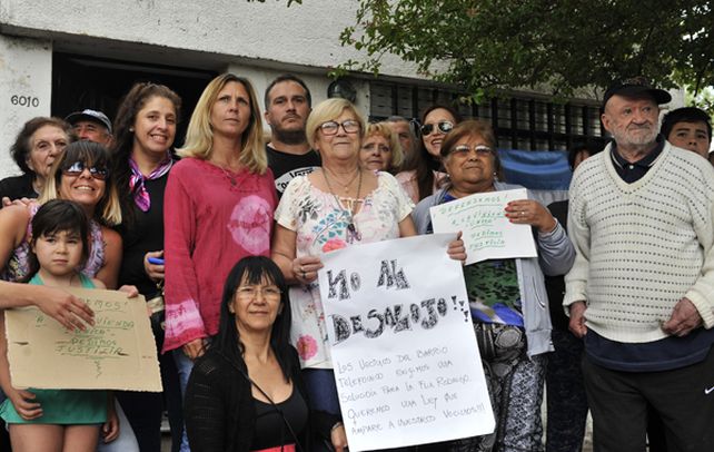 Culaciatti 6010. Ayer se realizó un abrazo solidario frente al inmueble del barrio Ludueña Norte. (Virginia Benedetto / La Capital)