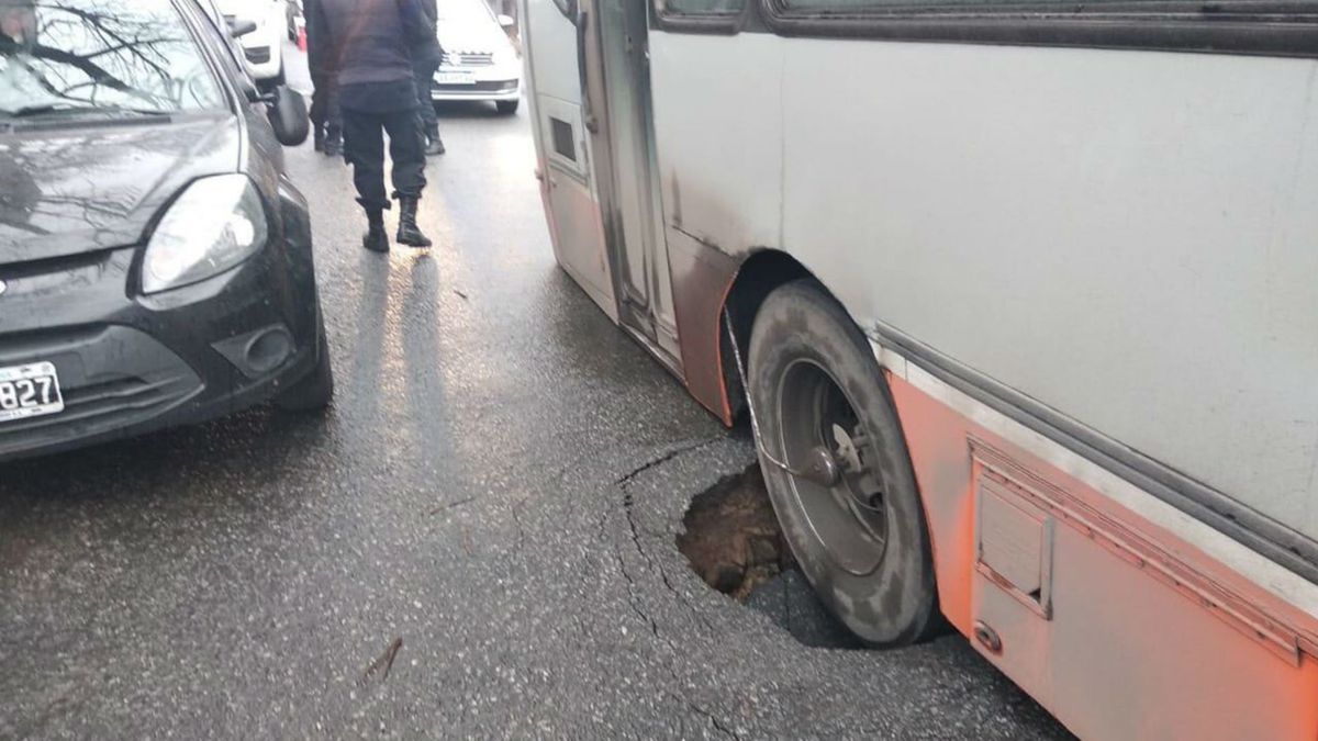 Se hundió el pavimento y un colectivo quedó atascado en Echesortu