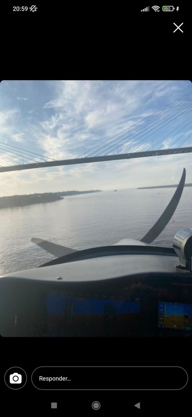 El propio piloto tomó una foto con su celular antes de realizar la maniobra temeraria de pasar por debajo del puente.&nbsp;