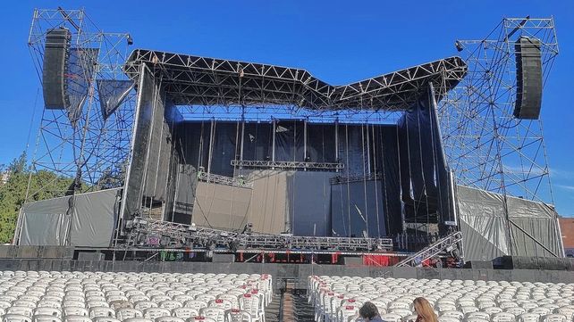 Se cayó parte del escenario donde iba a actuar Tini y evalúan postergar el recital