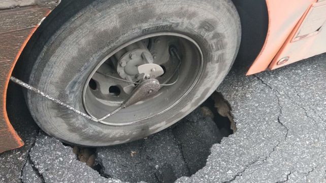 Se hundió el pavimento y un colectivo quedó atascado en Echesortu