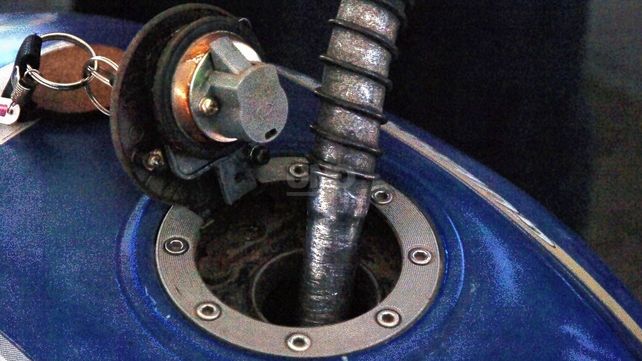 El playero se encontró con su propia moto para cargarle combustible.