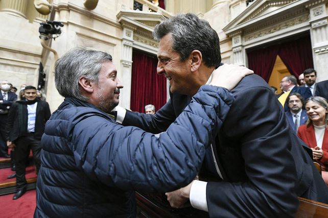 Sergio Massa saluda a Máximo Kirchner en el Congreso de la Nación. 
