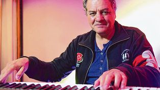 El pianista que vive en la calle y deslumbró en el Monumental