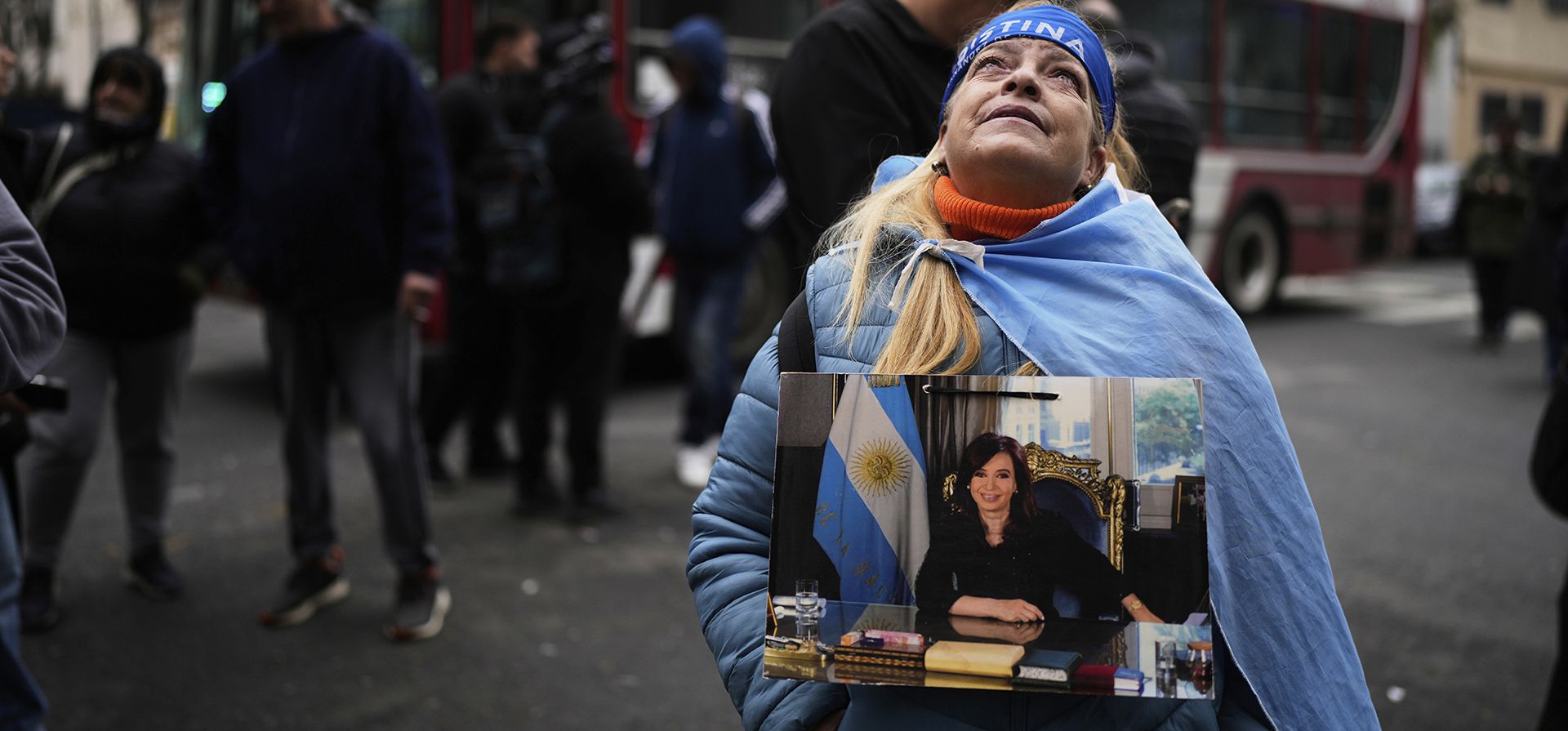 Una partidaria de la expresidenta Cristina Fernández, sostiene una foto frente a su domicilio después de que la Corte Suprema de Justicia confirmara su condena por corrupción en Buenos Aires, Argentina, el martes 17 de junio de 2025. (Foto AP/Natacha Pisarenko) Una partidaria de la expresidenta Cristina Fernández, sostiene una foto frente a su domicilio después de que la Corte Suprema de Justicia confirmara su condena por corrupción en Buenos Aires, Argentina, el martes 17 de junio de 2025. (Foto AP/Natacha Pisarenko)