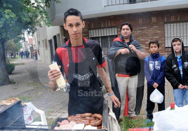 La previa del clásico: a puro chori, asado y amigos