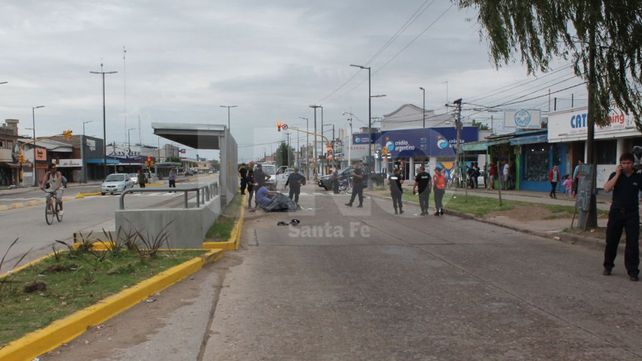 Chocaron contra una garita de hormigón con su moto: hubo un muerto y un herido