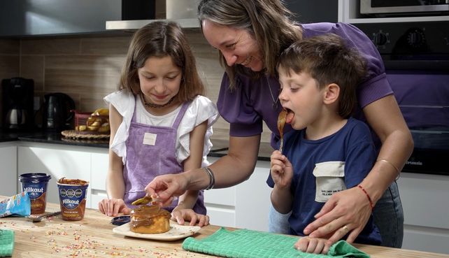 Los niños festejaron el aniversario con su torta de cumpleaños.