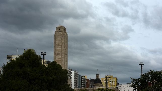 El cielo se presenta nublado en las primeras horas de este día.