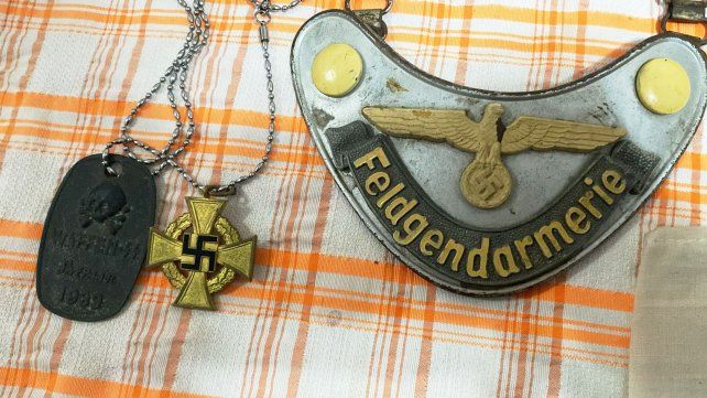 Falleció y encontraron en su departamento armas, falsas granadas y símbolos nazis