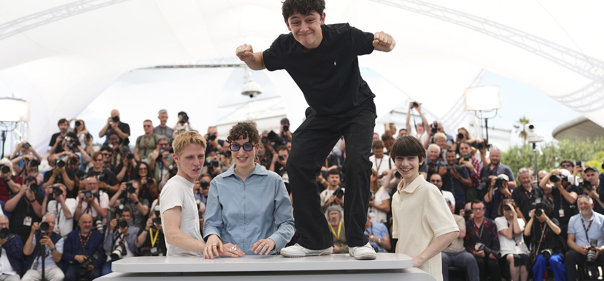 Valentin Campagne (de izquierda a derecha), Mathilde Roehrich, Come Peronne y Solan Machado-Graner posan para los fotógrafos en la sesión fotográfica de la película Valentin Campagne (de izquierda a derecha), Mathilde Roehrich, Come Peronne y Solan Machado-Graner posan para los fotógrafos en la sesión fotográfica de la película