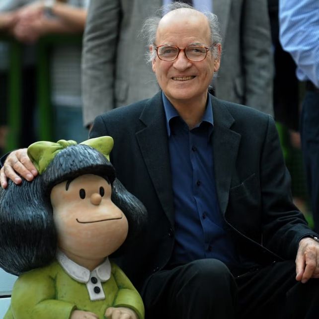 Joaquín Salvador Lavado Tejón “Quino” junto a una escultura de su personaje.