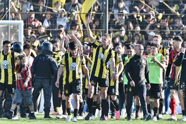 Los jugadores de Deportivo Madryn se preparan para la gran final ante Gimnasia de Mendoza por un boleto a la Liga Profesional.