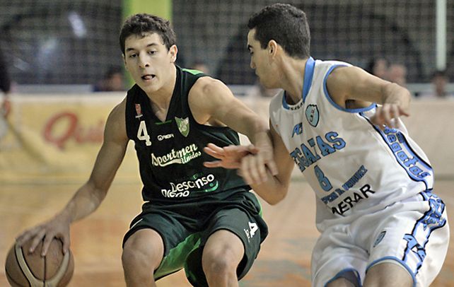 Para adelante. Cingolani inicia una ataque ante la marca de Dellavedova.