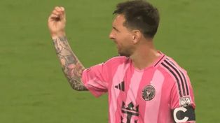 ¿Qué les pasa?. Lionel Messi les hace señas a los hinchas de Inter Miami cuando empezaron a cantar.