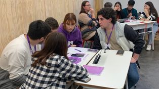 La propuesta es un juego por equipos basado en rondas de preguntas y respuestas.