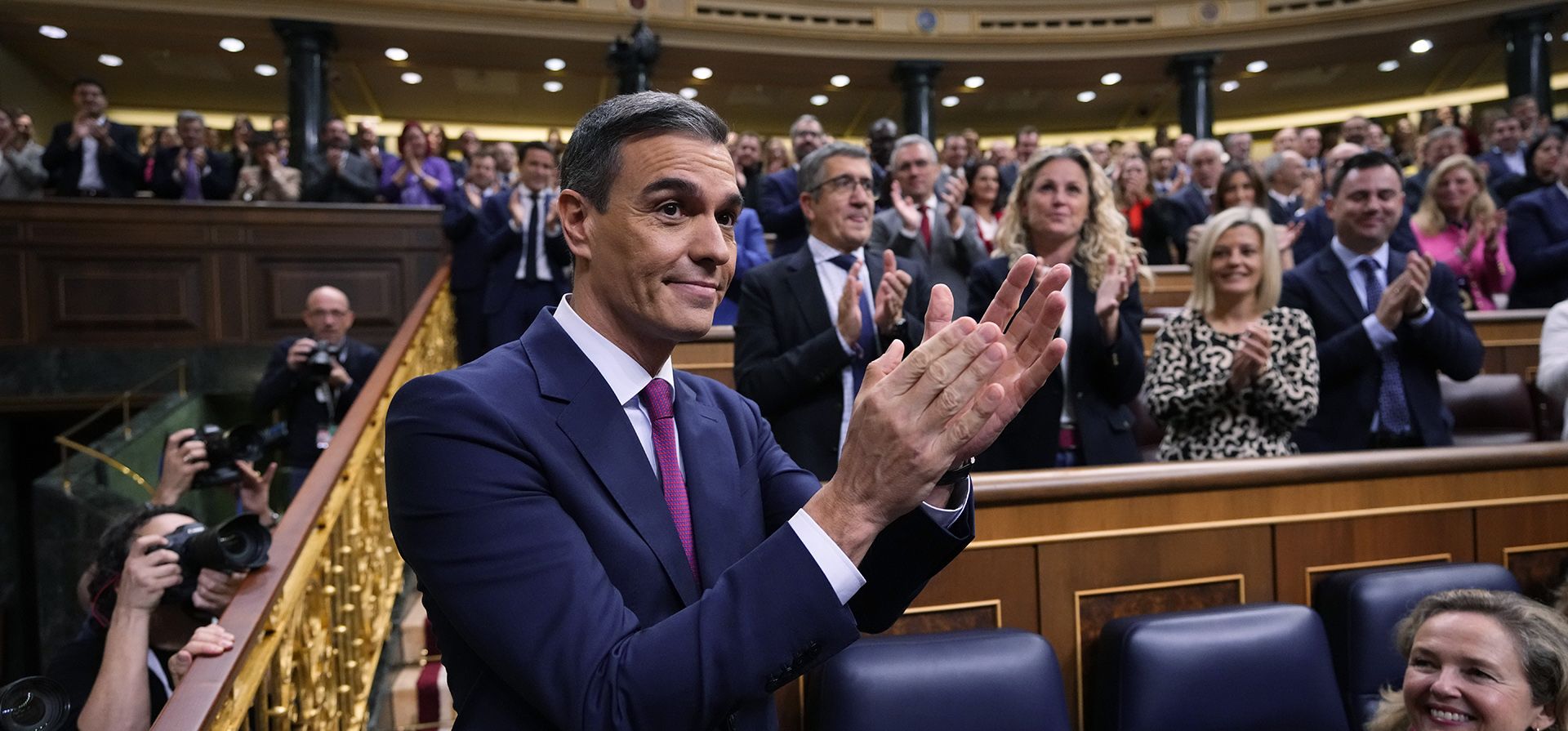 El presidente del gobierno español en funciones, Pedro Sánchez, aplaude al inicio del debate de investidura en el Congreso de los Diputados, en Madrid, España, el miércoles 15 de noviembre de 2023. (AP Foto/Manu Fernández) El presidente del gobierno español en funciones, Pedro Sánchez, aplaude al inicio del debate de investidura en el Congreso de los Diputados, en Madrid, España, el miércoles 15 de noviembre de 2023. (AP Foto/Manu Fernández)