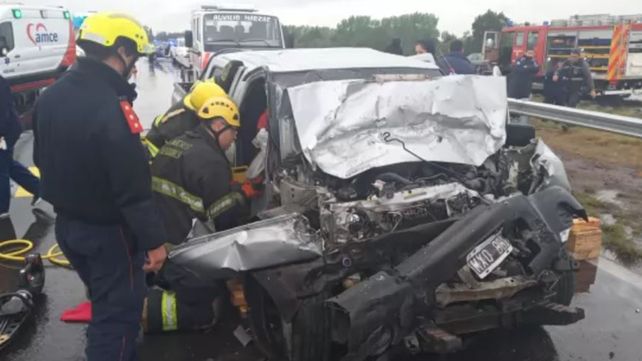 Un muerto y dos heridos por un choque en la autopista Santa Fe - Rosario