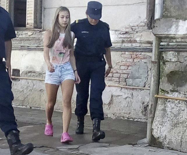 Presa. Nahir en el momento que es trasladada del hospital en que estaba a la Comisaría de la Mujer.