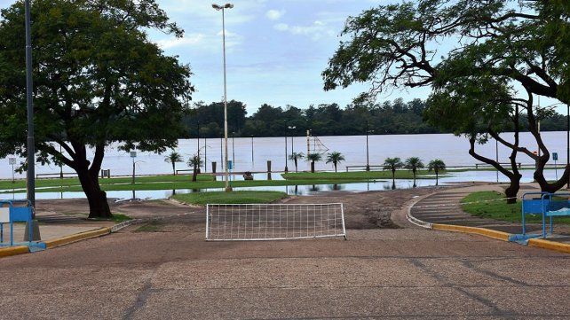 Concordia: por la crecida restringen tránsito en Costanera