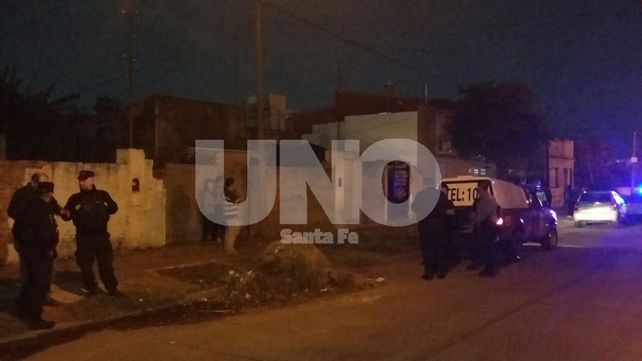 El frente de la vivienda en la que habitaban las dos personas que fueron encontradas sin vida.&nbsp;