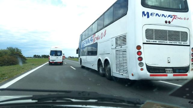 Una caravana de micros con hinchas de Newells viajan hacia Córdoba