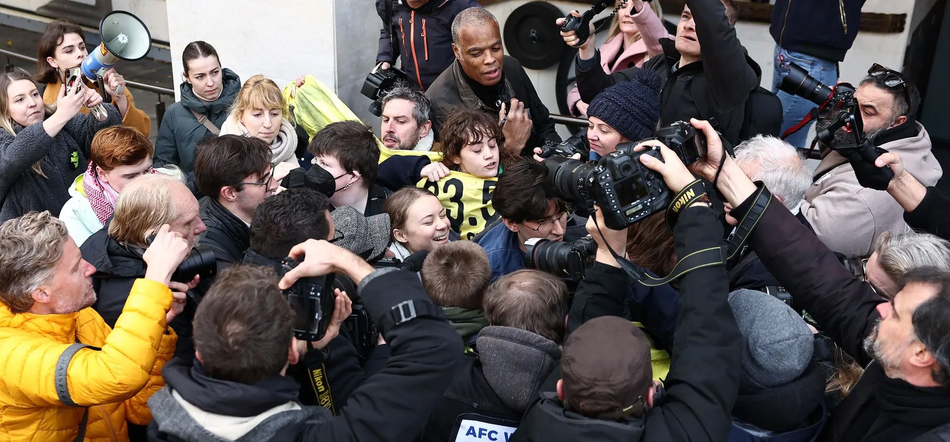 La activista medioambiental Greta Thunberg está rodeada de miembros de los medios de comunicación tras negar un delito contra el orden público durante una audiencia en el tribunal de magistrados de Westminster, Londres, Reino Unido. Fotografía: Henry Nicholls/AFP/Getty Images La activista medioambiental Greta Thunberg está rodeada de miembros de los medios de comunicación tras negar un delito contra el orden público durante una audiencia en el tribunal de magistrados de Westminster, Londres, Reino Unido. Fotografía: Henry Nicholls/AFP/Getty Images