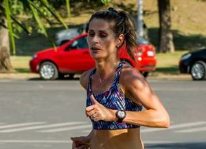 El estado de salud de la maratonista aún es crítico