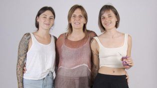 A los lados, las hermanas Manuela y María Rosúa y en el centro Eileen Cowes.