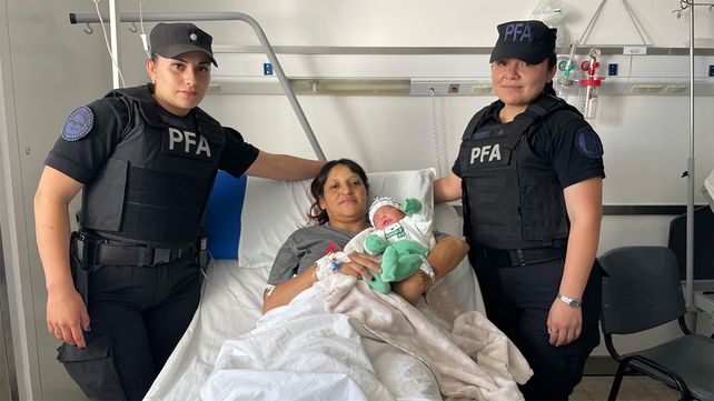 Policías federales asistieron a una mujer en su trabajo de parto en barrio Banana