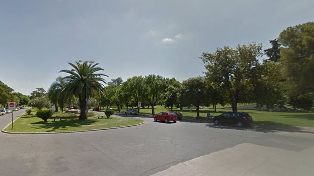 Una pelea entre novios casi termina en tragedia anoche en el Parque Garay