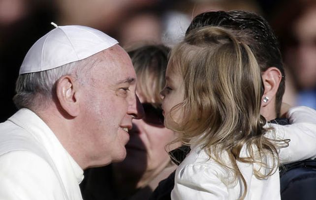 El papa Francisco formalizó un nuevo avance en la lucha contra la pedofilia.