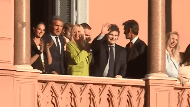 Antes de la cadena nacional, el jefe del Estado salió a saludar al balcón de la Casa Rosada. Antes de la cadena nacional, el jefe del Estado salió a saludar al balcón de la Casa Rosada.