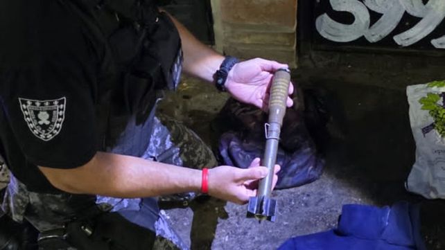 Explosivo de guerra. Personas que cirujeaban en la zona sur encontraron un particular objeto entre la basura.