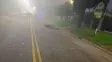 La niebla habría provocado un choque frontal entre dos motos y un conductor sufrió graves fracturas