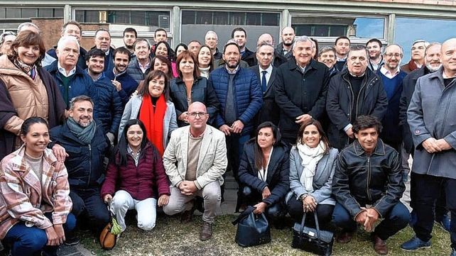 0); font-family: "Times New Roman"; font-size: medium;>