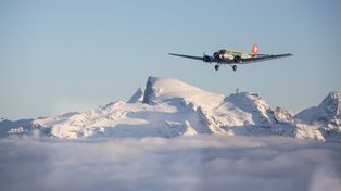 Veinte muertos al caer un avión antiguo sobre los Alpes suizos