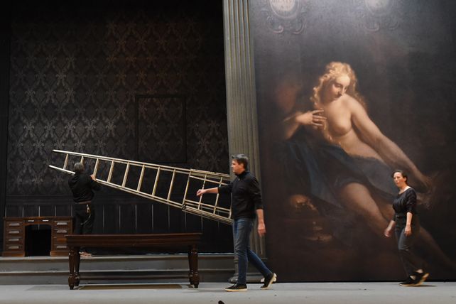 Ayer los artistas armaban la escenografía de la ópera Tosca.