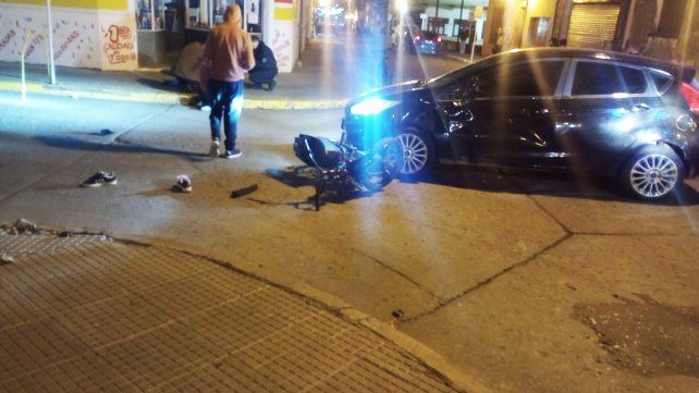 Dos menores de edad resultaron con heridas graves al colisional una moto y un auto en la esquiena de Alem y Vélez Sarsfield