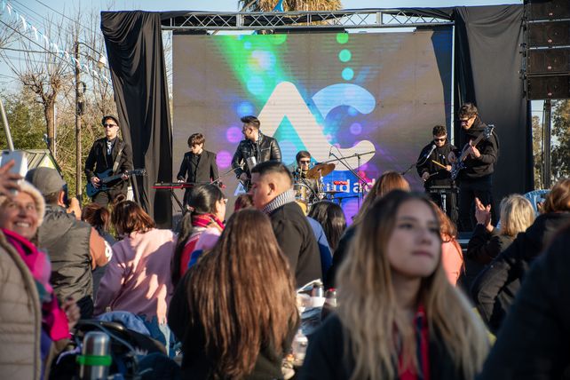 Los vecinos de Alvear participaron del festejo patrio con actividades culturales y recreativas en el barrio La Carolina.