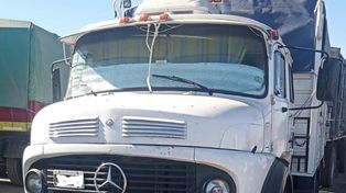 El camión Mercedes Benz con una carga de cereal fue encontrado por el Comando Radioeléctrico de Roldán en un playón sobre la ruta 34.