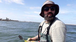 Un investigador toma muestras desde una embarcación frente a un sector de la costa atlántica argentina.