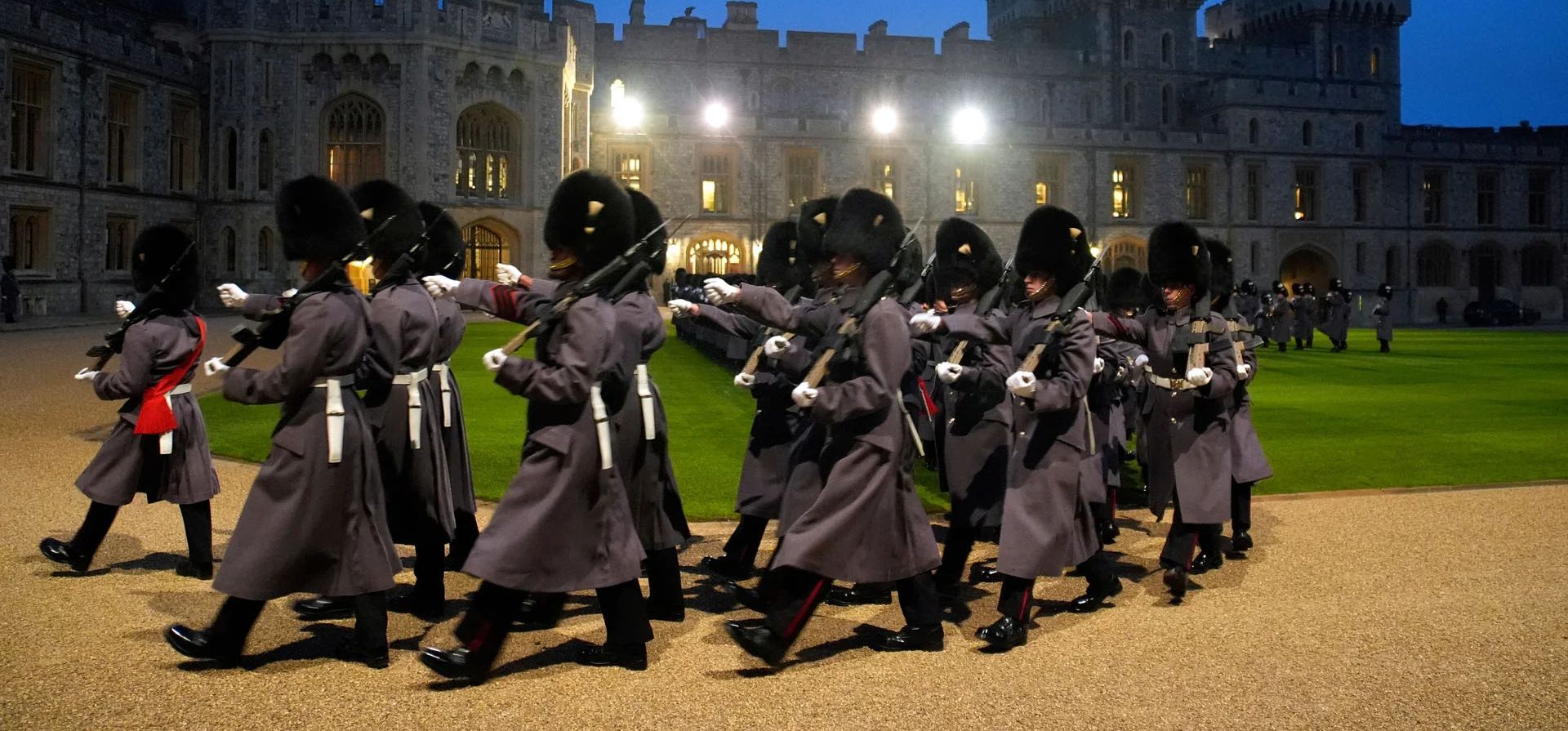 Miembros del 1er Batallón de la Guardia Galesa, marchan después de realizar una guardia de honor para el rey Abdallah II de Jordania, durante una bienvenida ceremonial del rey Carlos III en el Castillo de Windsor, Windsor, Reino Unido. Fotografía: Andrew Matthews/AFP/Getty Images Miembros del 1er Batallón de la Guardia Galesa, marchan después de realizar una guardia de honor para el rey Abdallah II de Jordania, durante una bienvenida ceremonial del rey Carlos III en el Castillo de Windsor, Windsor, Reino Unido. Fotografía: Andrew Matthews/AFP/Getty Images