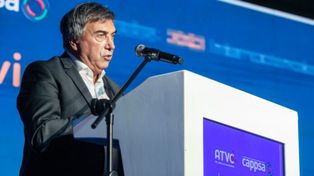 El titular del Enacom, Claudio Ambrosini, durante las jornadas de la Asociación Argentina TIC.