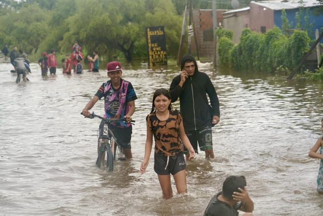 La crecida del arroyo Ludueña hizo estragos en barrios de Rosario