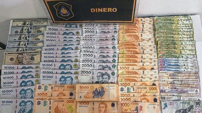 El dinero secuestrado en el operativo realizado por el robo a la estación de servicio de Chajarí.