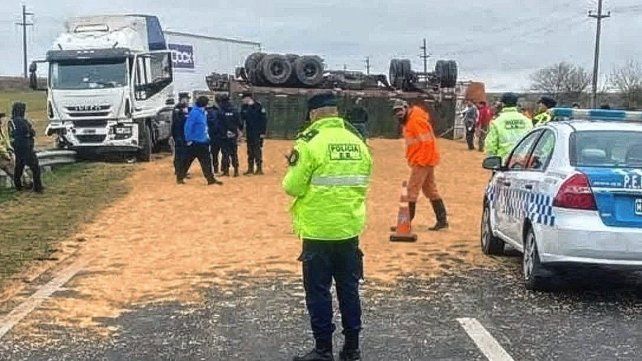 El camión volcó en la Ruta 12 entre Nogoyá y la localidad de 20 de Septiembre.