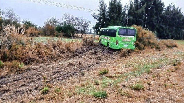 El colectivo chocó una cubierta desprendida de un camión en la Ruta 12.