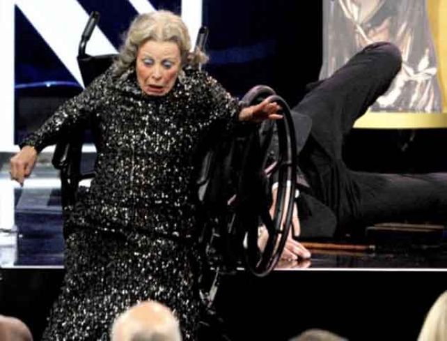 El comediante Sacha Baron Cohen empujó a una anciana en silla de ruedas desde un escenario